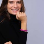 bratara fucsia pe model