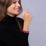 bratara fuchsia pe model cu sacou negru
