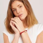bratara rosie cu inima din argint pe model