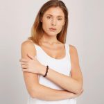 Bratara maro ciocolata pe model