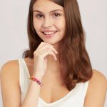 bratara in culorile curcubeului cu inchizatoare din bronz pe model