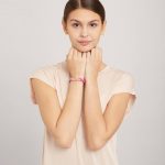 bratara roz pastel si roz aprins pe model