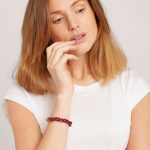 Bratara bordo si violet pastel cu inimi si inchizatoare din bronz pe model