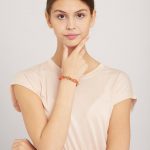 bratara culoare piersica si cheia sol din bronz