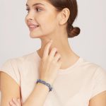 Bratara albastru denim pe incheietura mainii