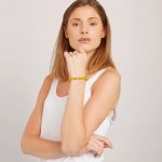 Bratara galbena cu inchizatoare din bronz pe model