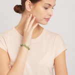 Bratara verde pastel cu inchizatoare din bronz pe incheietura mainii
