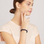 Bratara culoare albastru otel pe incheietura mainii