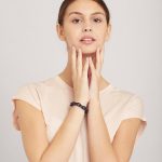 Bratara culoare albastru otel pe model