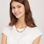 colier culoare caramel cu elemente din bronz